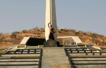 Windhoek - Heroes Acre beeld eeuwige vlam